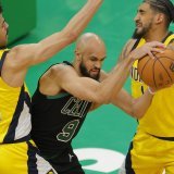 L'homme du tir de la victoire Derrick White entre Ben Sheppard et Obi Toppin. KEYSTONE/EPA/CJ GUNTHER